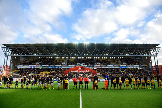 Lagen står uppställda vid lineup innan fotbollsmatchen i