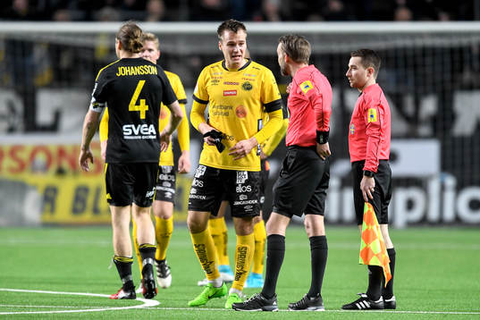Elfsborgs Viktor Prodell pratar med domaren Johan Hamlin
