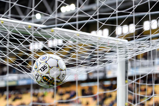En boll ligger på målet innan fotbollsmatchen i