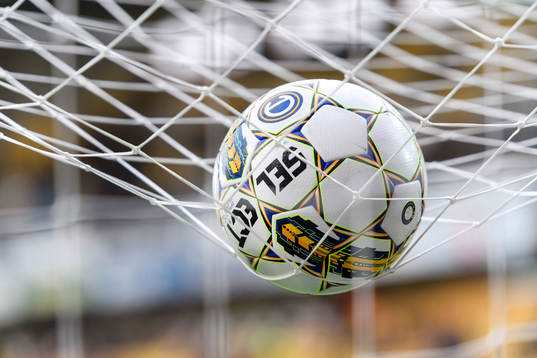 En boll ligger på målet innan fotbollsmatchen i
