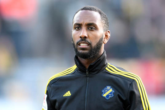 s Henok Goitom vid lineup innan fotbollsmatchen i