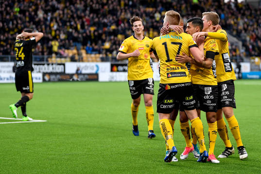 Elfsborgs Per Frick jublar med lagkamrater