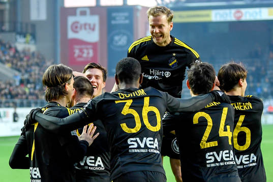 s Jesper Nyholm jublar med lagkamrater