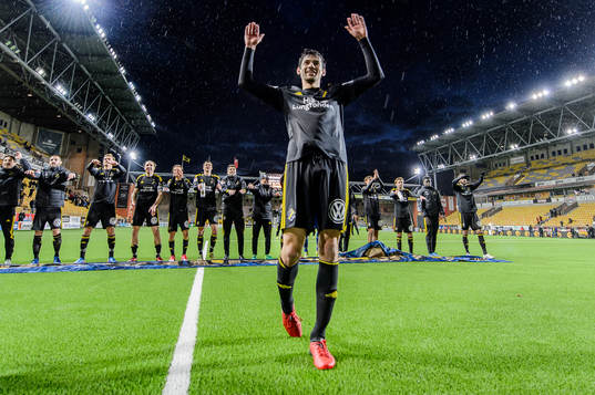 s Jesper Nyholm jublar