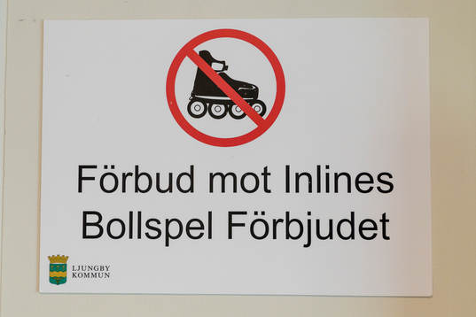 Förbudsskylt i Ljungby arena före ishockeymatchen i