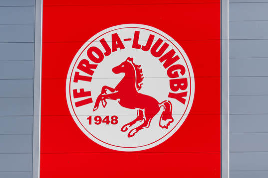Trojas klubbmärke före ishockeymatchen i kvalet till