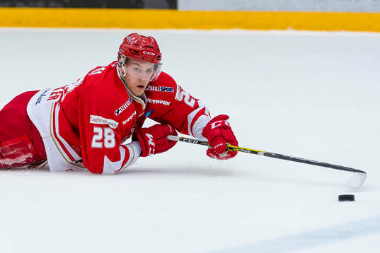 Trojas Sebastian Benker spelar pucken liggandes
