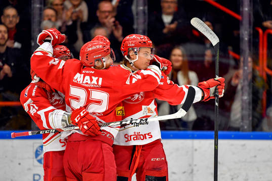 Trojas Niclas Lehmann jublar med lagkamrater