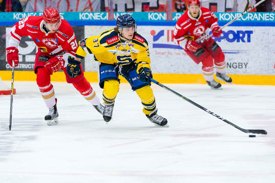 Södertäljes Marcus Bohman jagas av Trojas Sebastian Benker