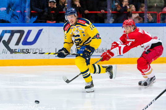 Södertäljes Henrik Thegel jagas av Trojas Max Lindroth