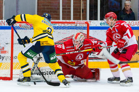 Södertäljes Victor Andersson oroar framför Trojas