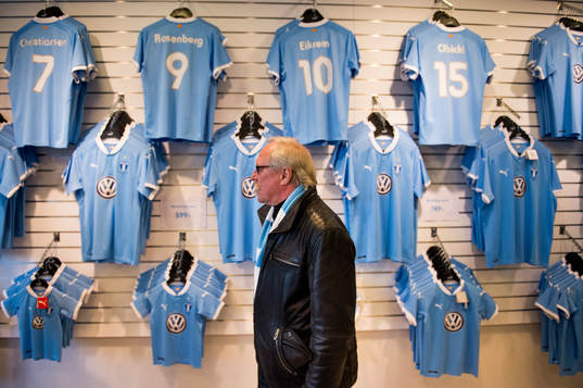 En åskådare tittar på matchtröjor i Malmö FFs shop