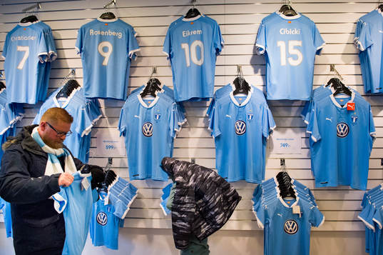 En besökare tittar på matchtröjor i Malmö FFs shop