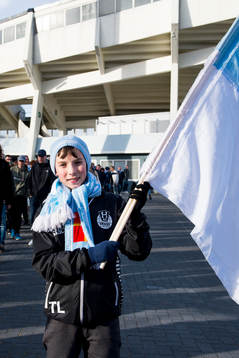 En ung supporter i Malmö FFs tröja, halsduk och med en
