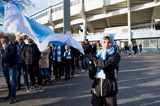 En ung supporter i Malmö FFs tröja, halsduk och med en