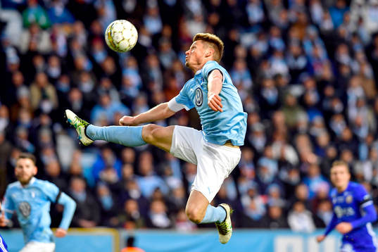 Malmö FFs Markus Rosenberg tar ner bollen och gör 2-0