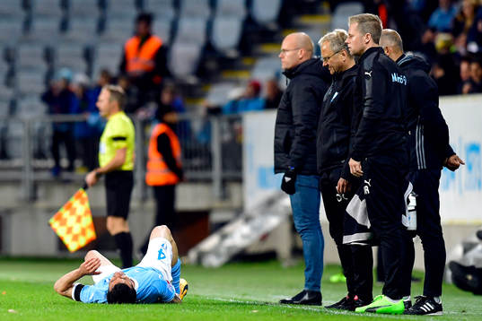 Malmö FFs läkarteam väntar på att få komma in och