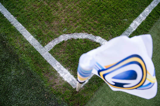 Gräs kvaliteten kring en hörnflagga på Swedbank Stadion