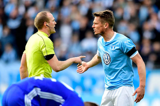Malmö FFs Markus Rosenberg i diskussion med domaren Patrik