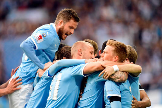 Malmö FFs Lasse Nielsen jublar med lagkamrater