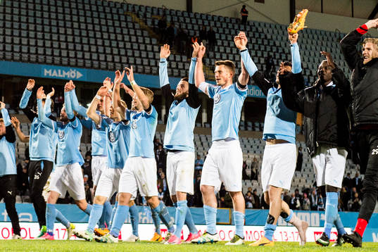 Malmö FFs spelare med Markus Rosenberg (m) jublar mot