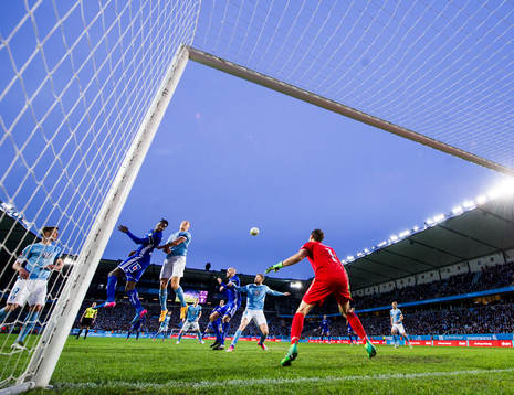 Sundsvalls Peter Wilson mot Malmö FFs Franz Brorsson och