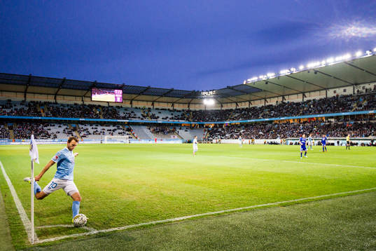 Malmö FFs Magnus Wolff Eikrem slår en hörna