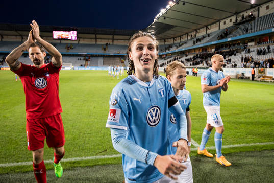 Malmö FFs målvakt Johan Wiland och Pawel Cibicki tackar