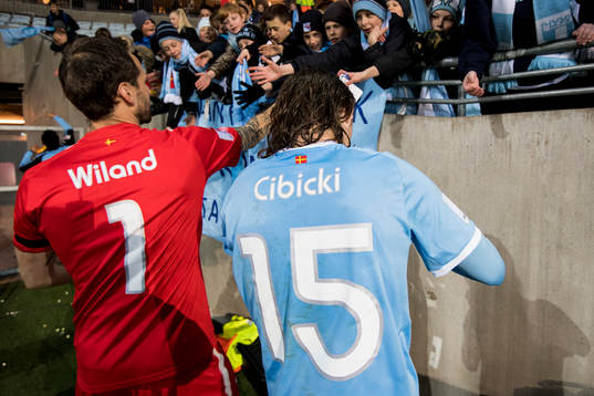 Malmö FFs målvakt Johan Wiland och Pawel Cibicki tackar