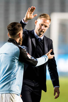 Malmö FFs tränare Magnus Pehrsson jublar med Erdal Rakip