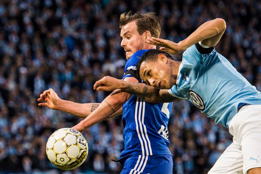 Sundsvalls Eric Larsson och Malmö FFs Yoshimar Yotún