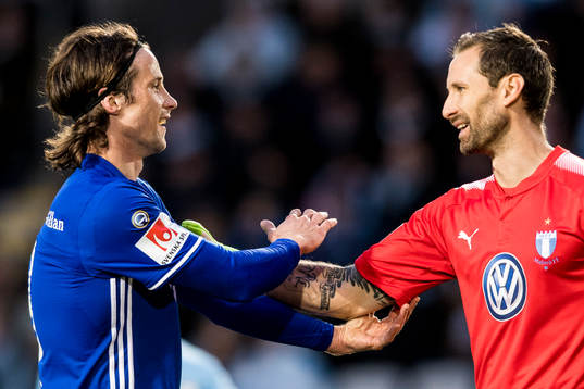 Sundsvalls Linus Hallenius och Malmö FFs målvakt Johan