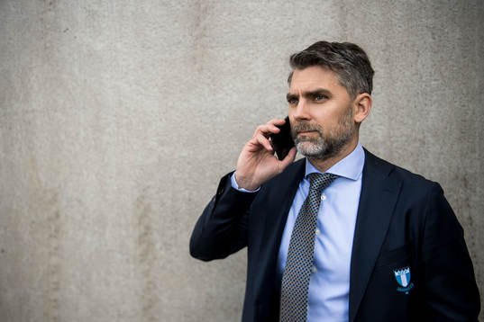 Malmö FFs VD Niclas Carlnén pratar i telefon