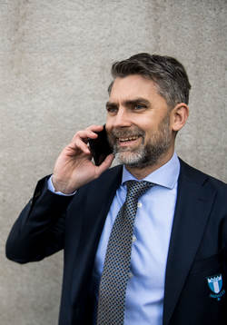 Malmö FFs VD Niclas Carlnén pratar i telefon
