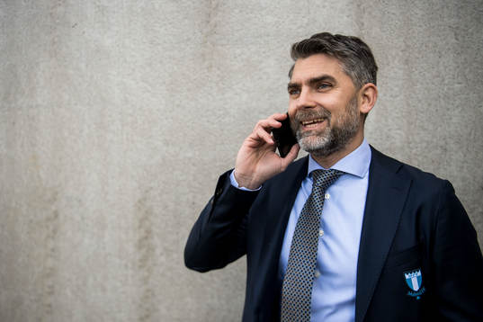 Malmö FFs VD Niclas Carlnén pratar i telefon