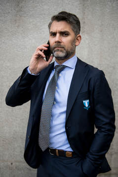 Malmö FFs VD Niclas Carlnén pratar i telefon