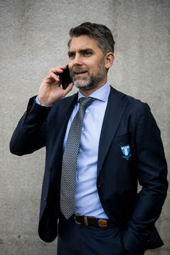 Malmö FFs VD Niclas Carlnén pratar i telefon
