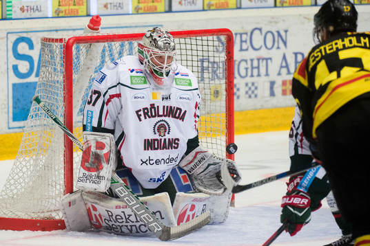 Brynäs Pathrik Westerholm gör 2-0 bakom Frölundas
