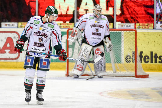 Frölundas Matt Donovan och målvakt Johan Gustafsson deppar