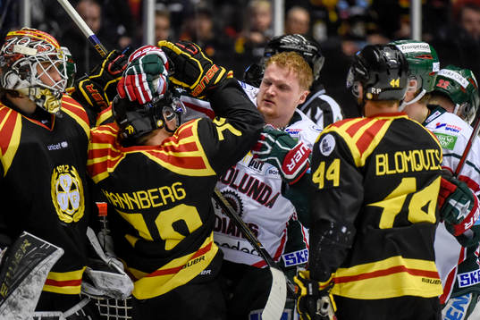 Gruff mellan Frölundas Carl Grundström och Brynäs Daniel