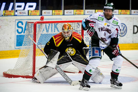 Brynäs målvakt Felix Sandström och Frölundas Sean