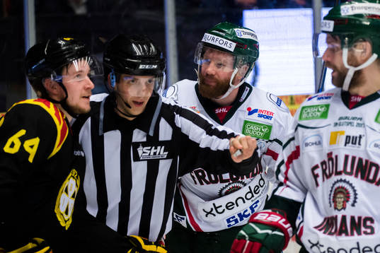 Frölundas Robin Figren i bråk med Brynäs Jonathan Pudas