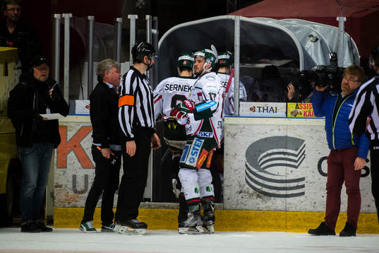 Frölundas Sebastian Stålberg i samtal med domaren