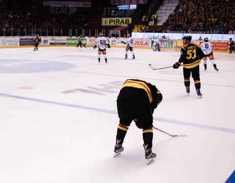 Brynäs Linus Ölund lämnar isen skadad