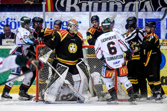 Gruff bakom Brynäs målvakt Felix Sandström