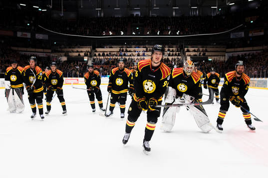 Brynäs Oskar Lindblom jublar med lagkamraterna