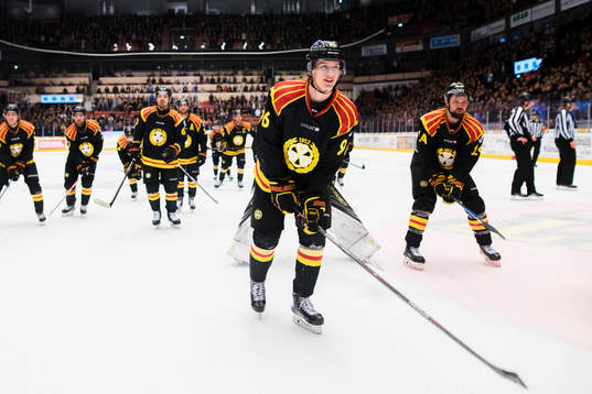 Brynäs Oskar Lindblom jublar med lagkamraterna