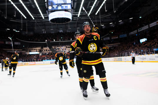 Brynäs Jacob Blomqvist jublar med lagkamraterna