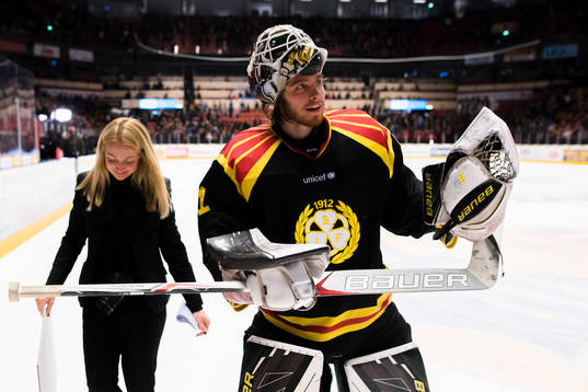 Brynäs målvakt Felix Sandström jublar