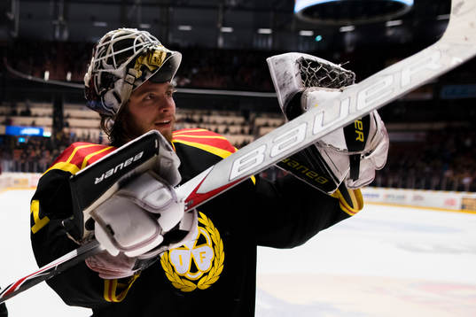 Brynäs målvakt Felix Sandström jublar